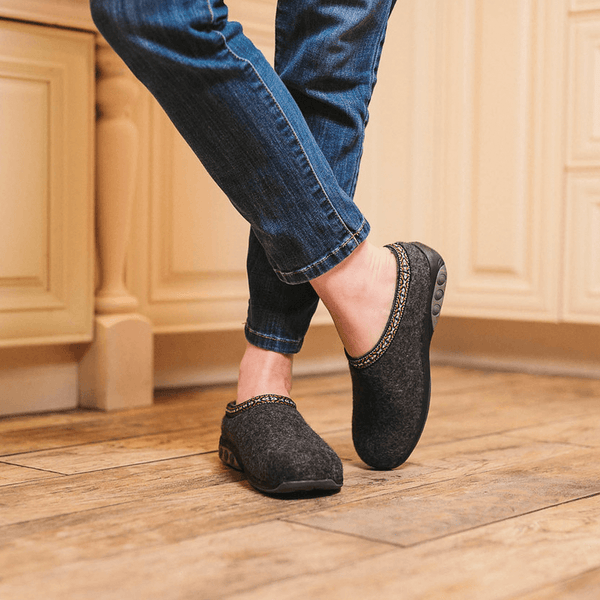 Indoor wool slippers 2025